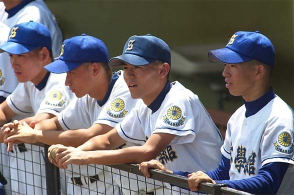 s_20020713_ikuta_sodekyu_l52_bench.jpg